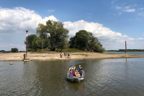 Reis Met Ons Mee, Struinend, Fietsend En Varend, Via De Grote Rivieren Naar De Zee!