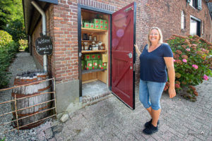 Melissa laat het erfwinkeltje zien