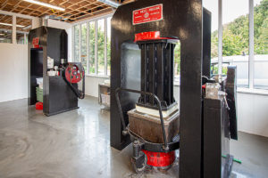 Twee Toscaansse walnootpersen