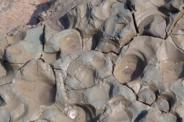 kleikommetjes-uitgekolkt-door-Waal