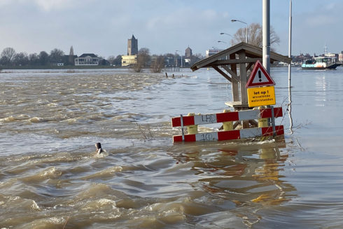Hoogwatertocht Langs Beide Kanten Van De Waal