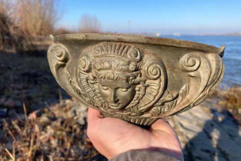 Oude Pot Of Een Wijwatervat?