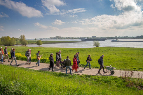 Te Voet Naar Parijs Met Een Kruiwagen Vol Met Aarde