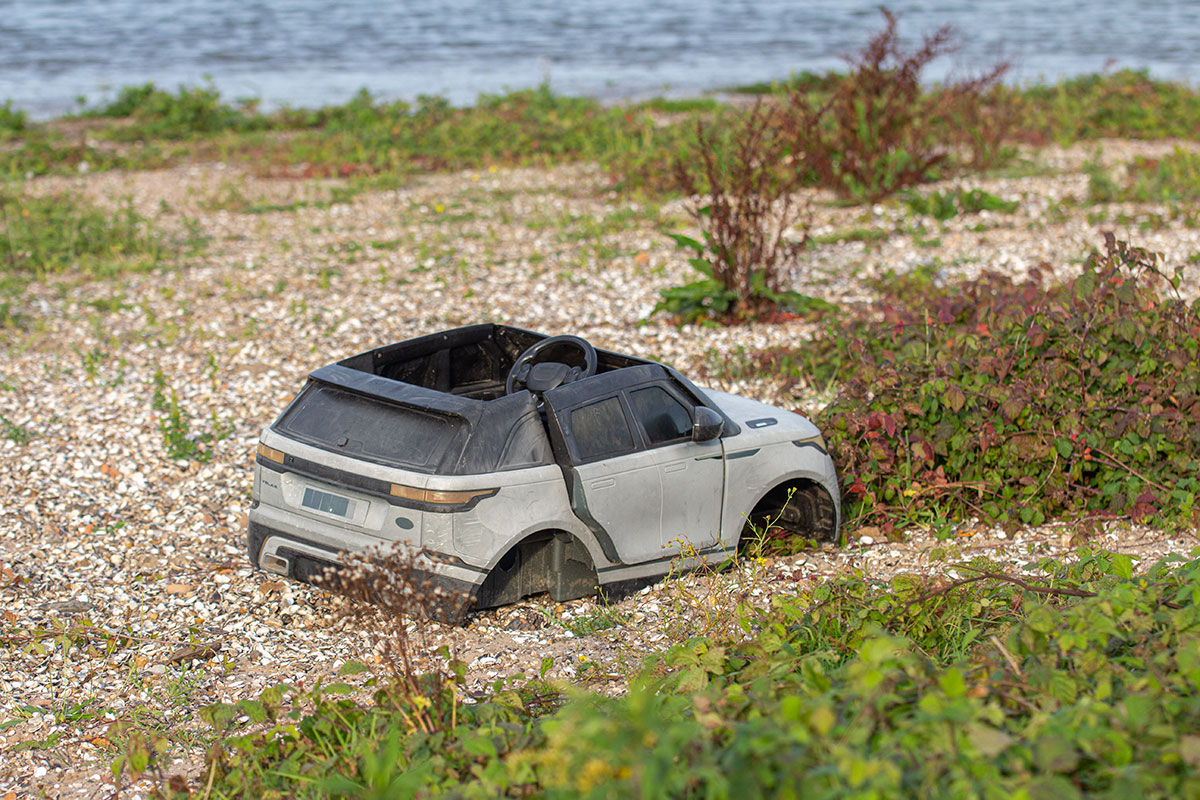 Aangespoelde auto