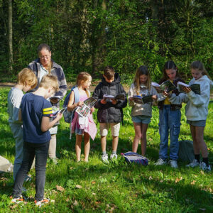 De Kinderen Van De Bosklas Bekijken Hun Eigen Bijdrage. Foto: Clint Groenewold